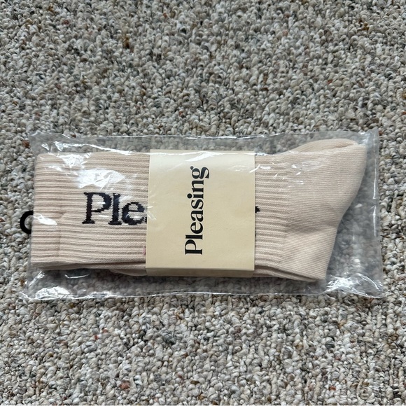 NWT Pleasing Holiday Pop Up Shop Exclusive Brown Logo Crew Socks Harry Styles - Picture 4 of 4